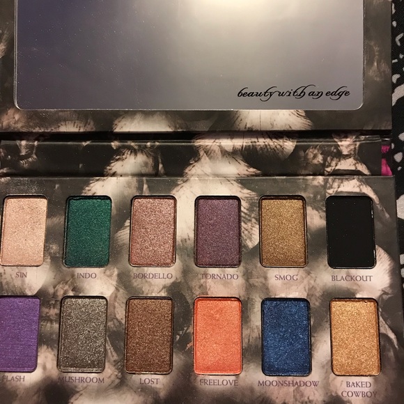 Urban Decay eyeshadow palette - Picture 3 of 3